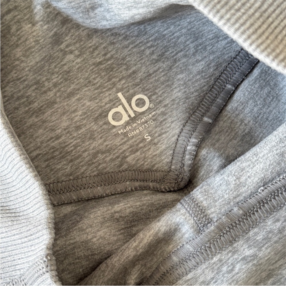 ALO Yoga Light Gray Activewear Set - Picture 6 of 6